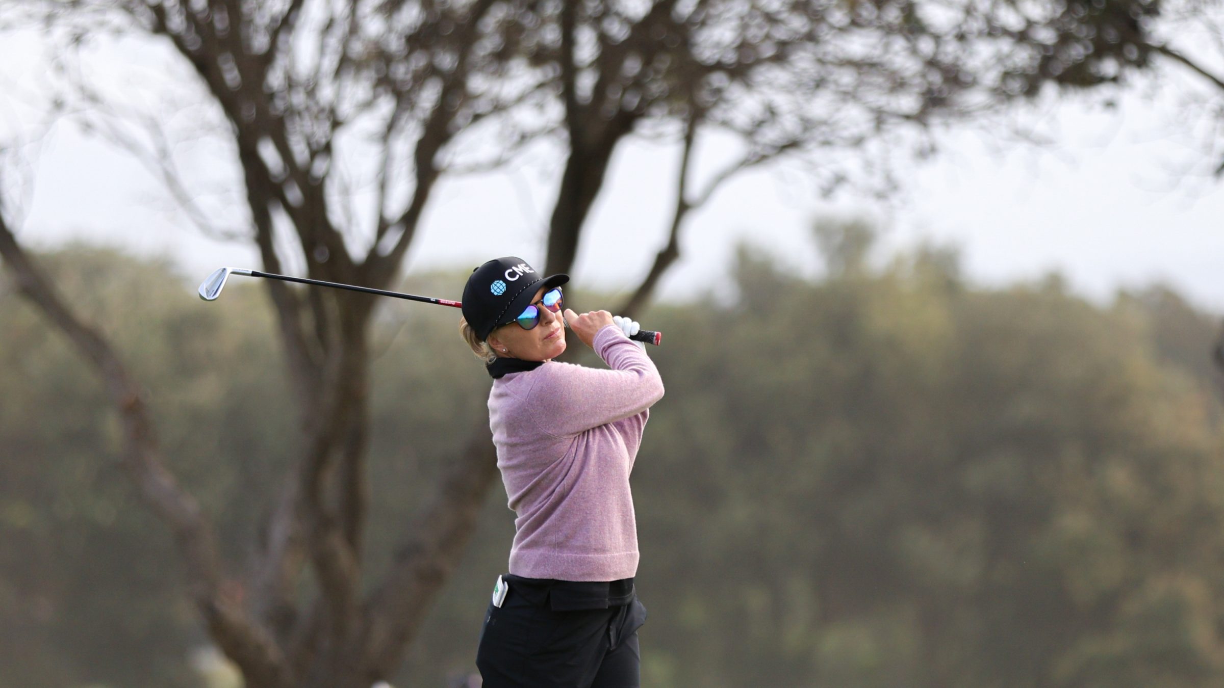 Sarah Kemp hittinga golf shot